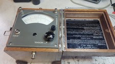 Ancien appareil de mesure d'isolement  ISOP 401  PEKLY  collection : vintage ,