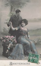 CP BIRTHDAY MUSTACHE HANDHELD WOMAN ELEGANT BENCH BASKET FLOWERS - 25333