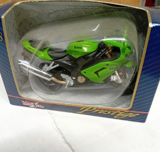 moto miniature 1/18 SUZUKI  GSX 600 R