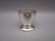 Coquetier ancien en métal