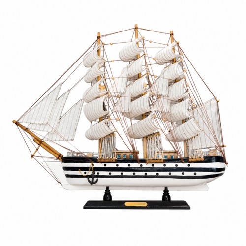 Modèle bateau voiles - à,