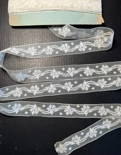 Dentelle ancienne entre deux - ancienne,