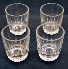 4 petits verres à liqueur ou