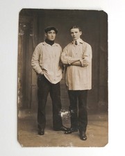 Jeunes hommes en blouse