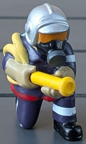 Figurine pompier avec lance - figurine,