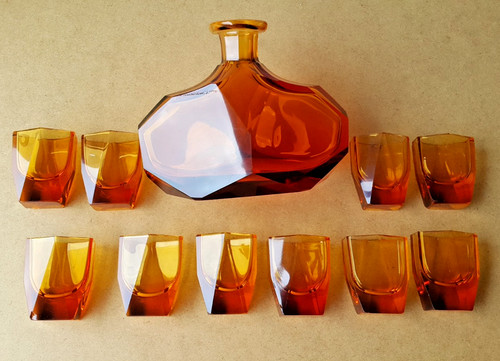 Service liqueur comprenant - à,
