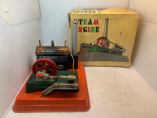 Ancienne machine vapeur de - a,