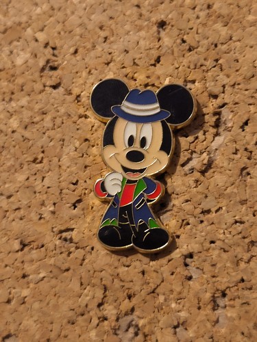 Pin trading mickey - pin, costume