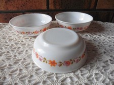 3 RAMEQUINS RAVIERS ROND ARCOPAL BLANC FRISE FLEURS ORANGE X MAUVE VINTAGE 1960
