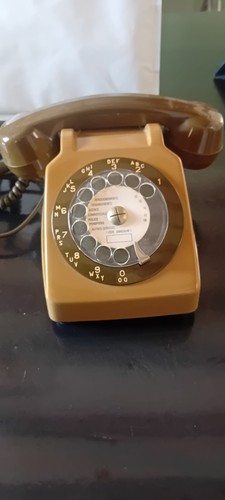 Ancien téléphone maron - maron, vert