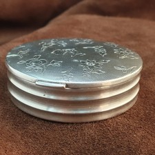 Belle boîte ancienne pour