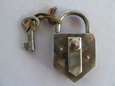 Ancien cadenas en tôle rivetée