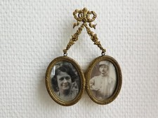 DOUBLE CADRE, MEDAILLON PORTE PHOTO EN BRONZE ET LAITON DECOR FLEUR ROSES NOEUD