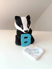 Peluche/Doudou Petit Blaireau Gris Blanc Noir Lettre B Bleu Alphabet -  Hachette