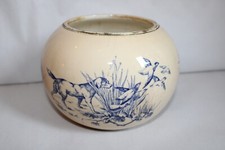 Ancien réservoir en faïence