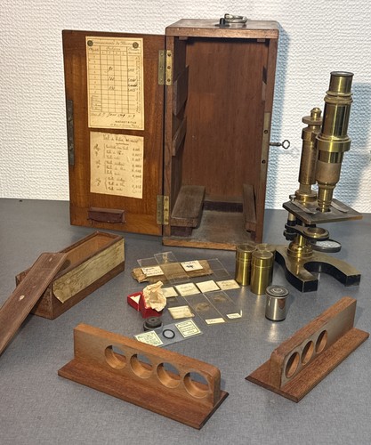 Microscope ancien dans - dans, sa