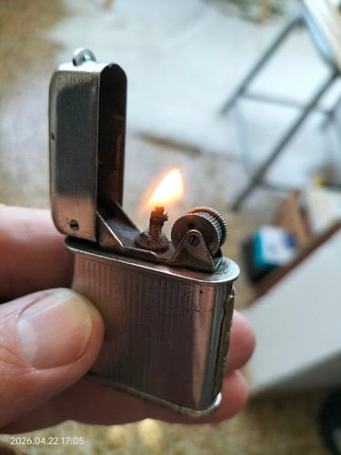 Briquet polaire avec - ??avec, plaque