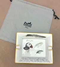 HERMES. Cendrier en porcelaine à décor polychrome de macareux moine