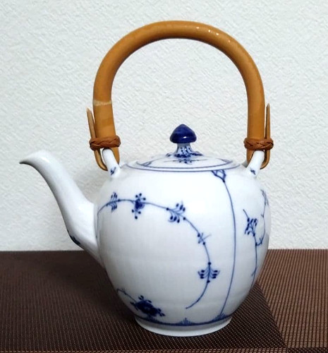 Théière cannelée bleue