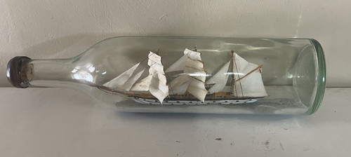 Bateau miniature dans - , une