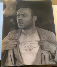 PHOTO D'UN HOMME TATOUÉ