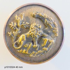 ANTIQUE LION EMBOSSED BUTTON 4.0 cm