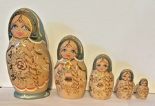 5 POUPEES RUSSE EN BOIS EMBOITABLES MATRIOCHKA   PEINTE A LA MAIN signées