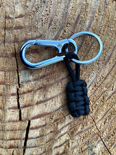 Key door + carabiner / paracord knot black