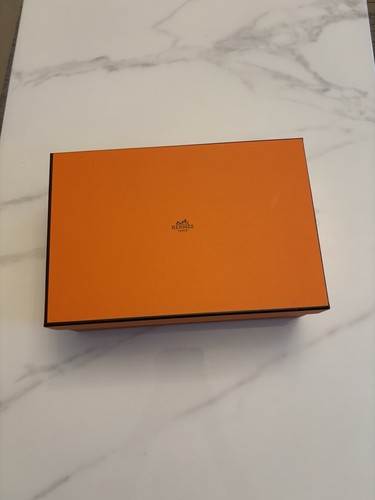 Boîte hermès chaussures - boîte, a