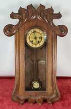 HORLOGE MURALE. ARMOIRE EN