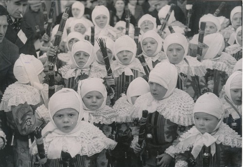 Binche 1950 enfants à la - binche,