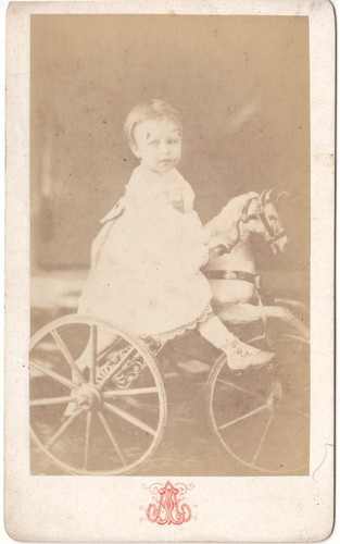 Enfant sur son tricycle - , cheval
