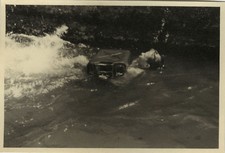 ANTIQUE PHOTO - VINTAGE SNAPSHOT - MAN SWIMMING JERRYCAN CURIOSITY - SWIMMING