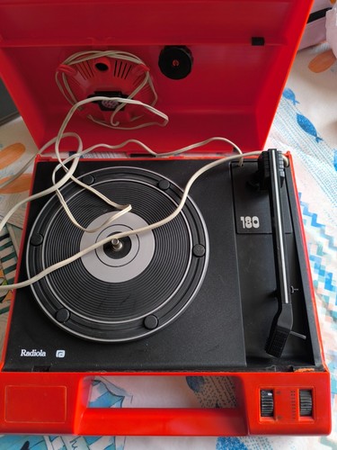 Tourne disque vintage rouge - tourne,
