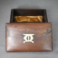 Boîte ancienne en bois avec