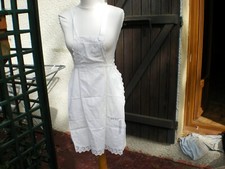 un ancien tablier femme blanc