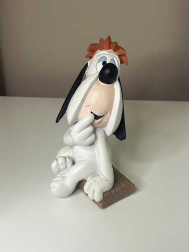 Droopy assis sur - sur,