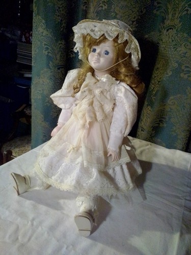 Poupée porcelaine mundia - de,