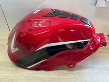 UN RESERVOIR ESSENCE ROUGE