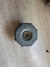 UN BOUCHON DE RADIATEUR EAU