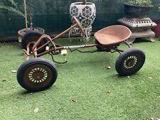 voiture à pédale ancienne en tôle, rouillée mais en bon état pour décoration