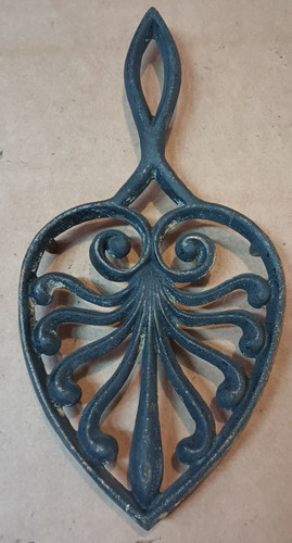 Cast iron trivet pot spoon