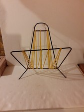 PORTE JOURNAUX. PORTE REVUES FER ET FILS PLASTIQUE SCOUBIDOU JAUNE