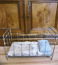 JOLI LIT DE POUPÉE ANCIENNE