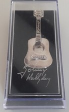 JOHNNY HALLYDAY TRES RARE PIN'S GUITARE AVEC BOITE