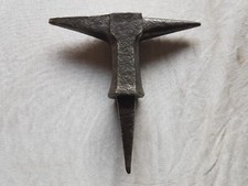 Ancienne enclume de forge outil métier ancien établi bois forgeron bigorne forgé