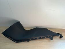 UN CACHE LATERAL GAUCHE