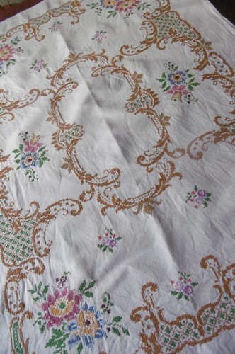 Nappe ancienne brodée main - , au