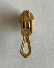 82 - Pin's BOUCLE DE FERMETURE ECLAIR Dorée