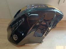 UN RESERVOIR ESSENCE CARBURANT